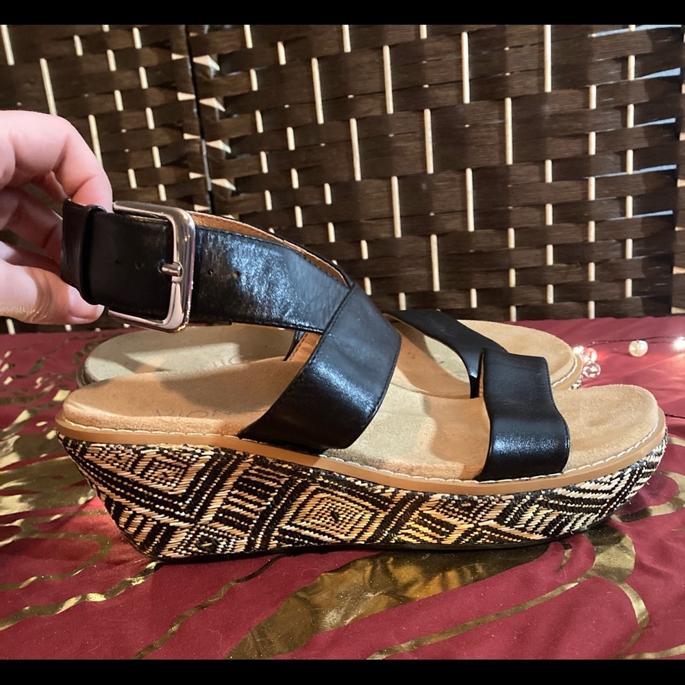 Vionic Black and Tan espadrilles